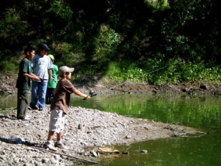 Niños en el rio